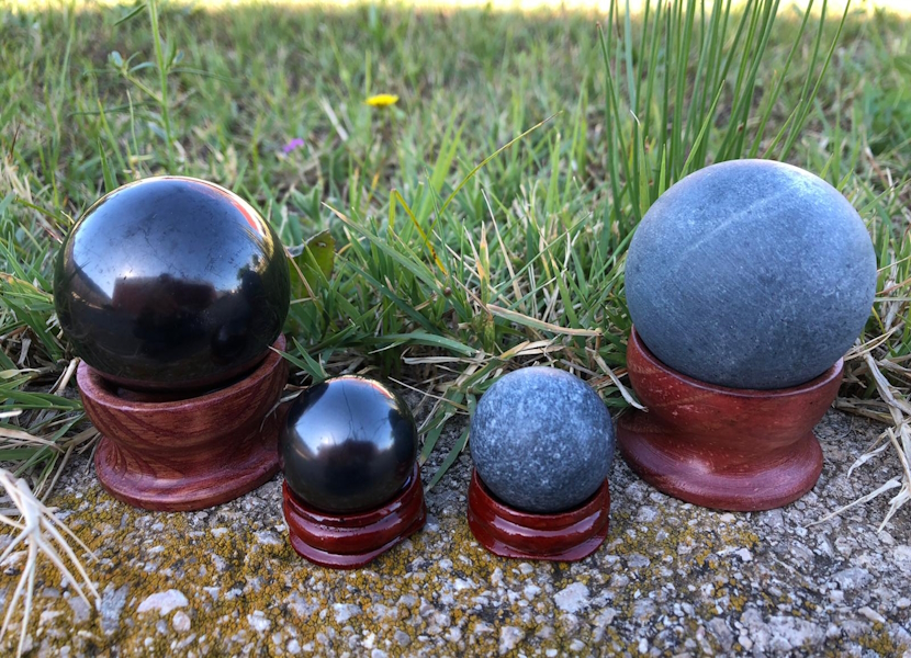 Esfera Shungit Tulikiwi con base